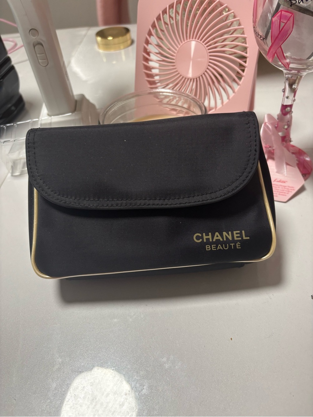 CHANEL Beauté Black and Gold Cosmetic Case